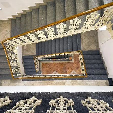 Halkrooms 4* براغ