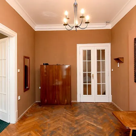 Halkrooms 4* براغ